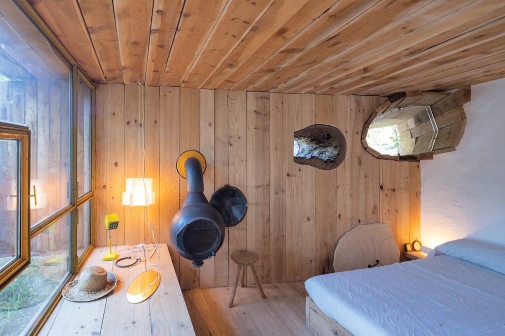 初级卧室前鸡圈和半品位下层还嵌入松木板,侧墙穿透异常孔径并重用本世纪中叶炉