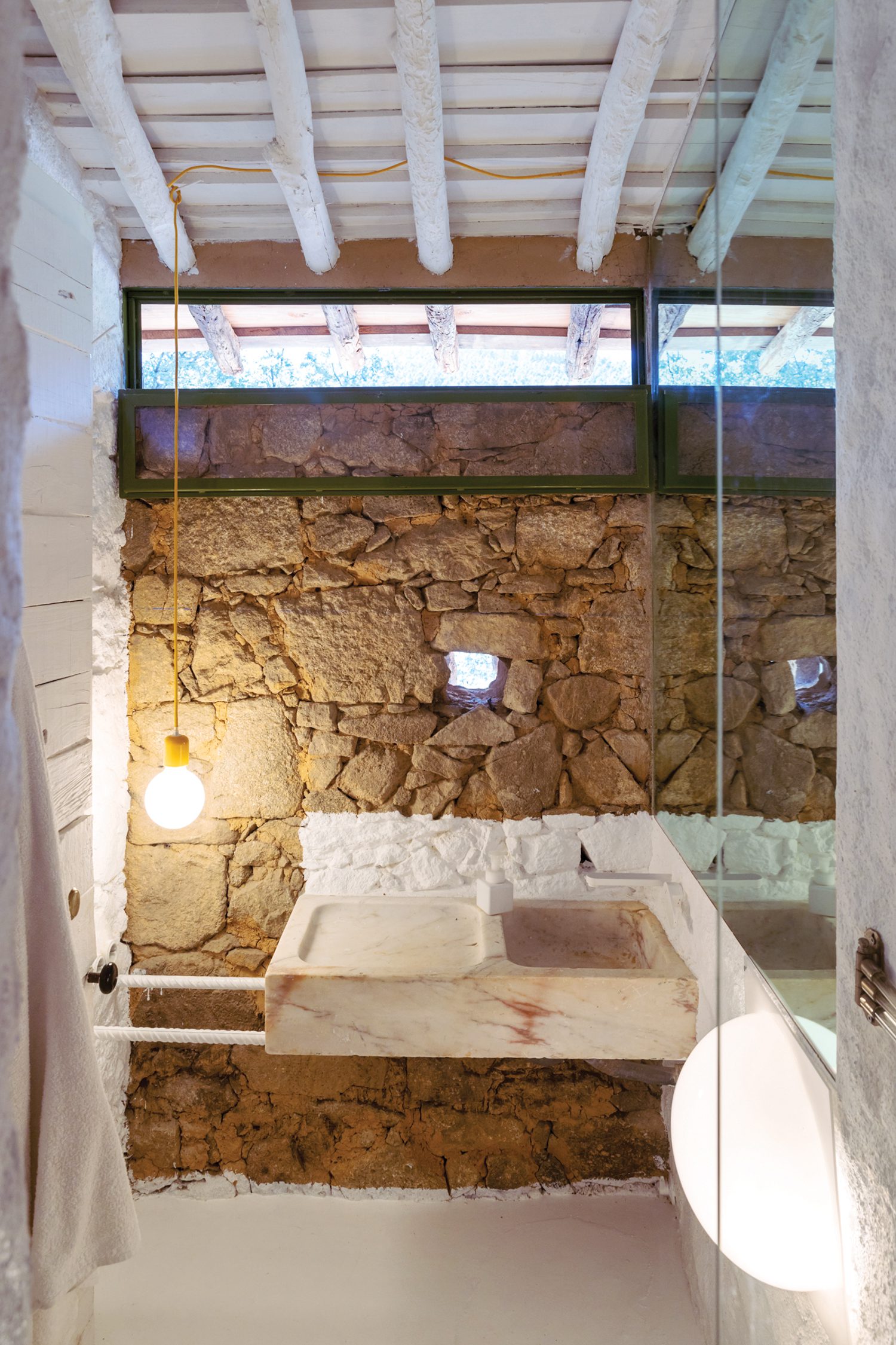 卫生间有老式大理石槽