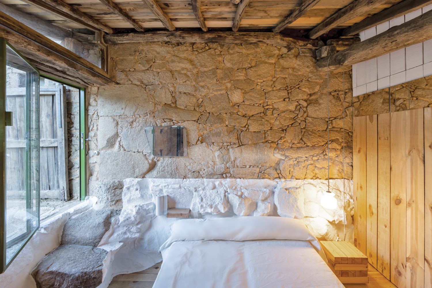 某些表面,如客房头板被涂白反射阳光