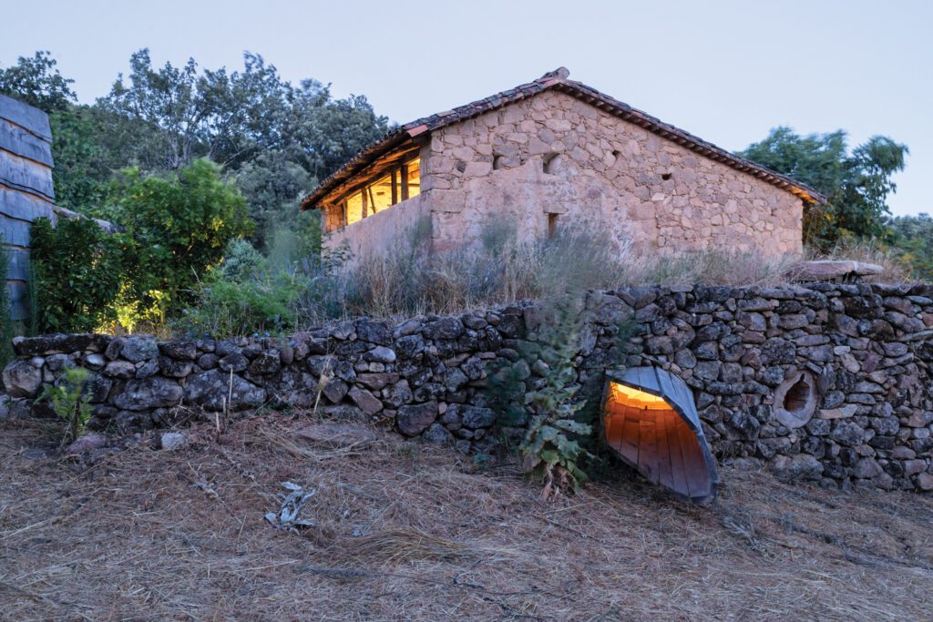 前方石墙和小屋间是主卧室绿顶