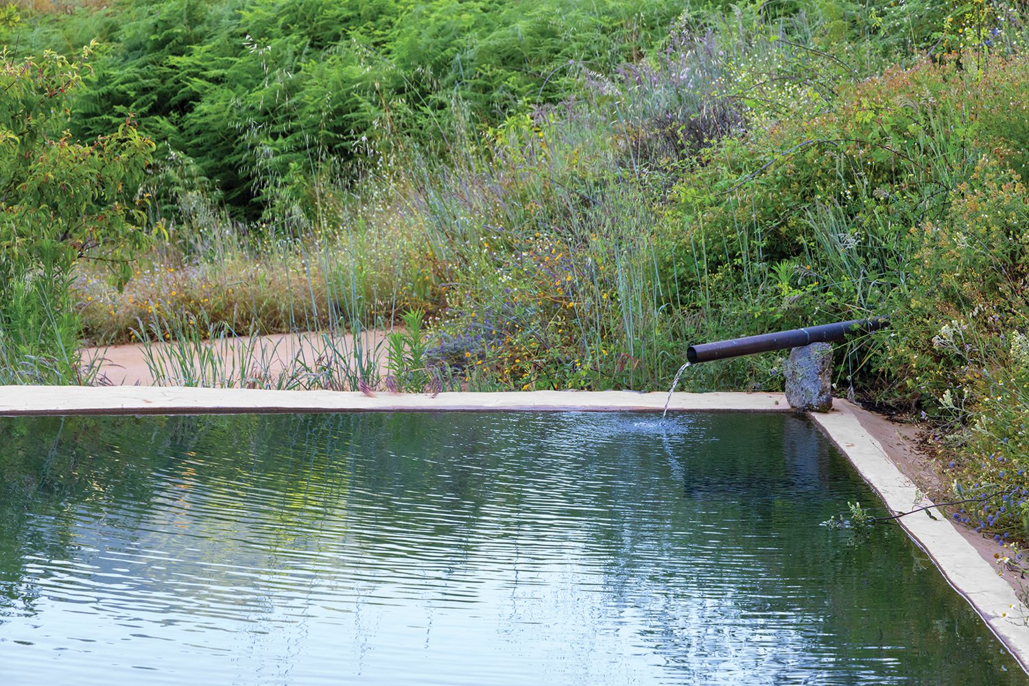 铜管道从地产解析泉水注入人工游泳池