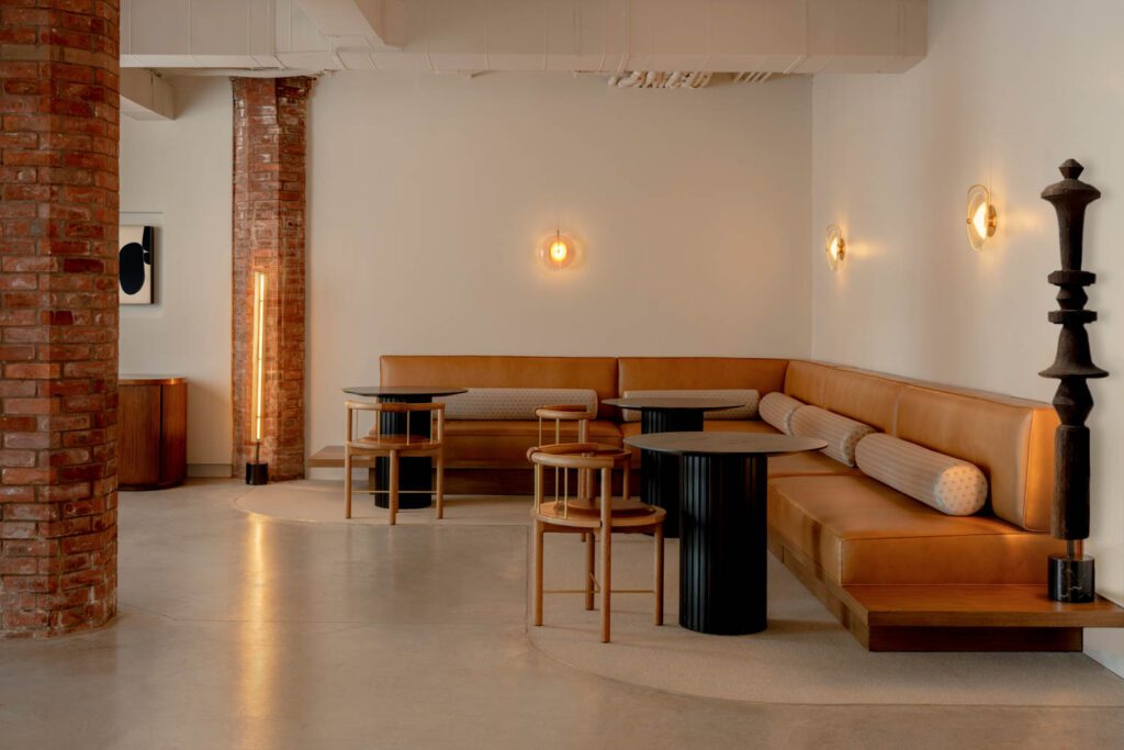 Crump和Kwash编译Banquette:由Sella讲 Dedar加固衬垫布、Wall灯光:ADA联想编译