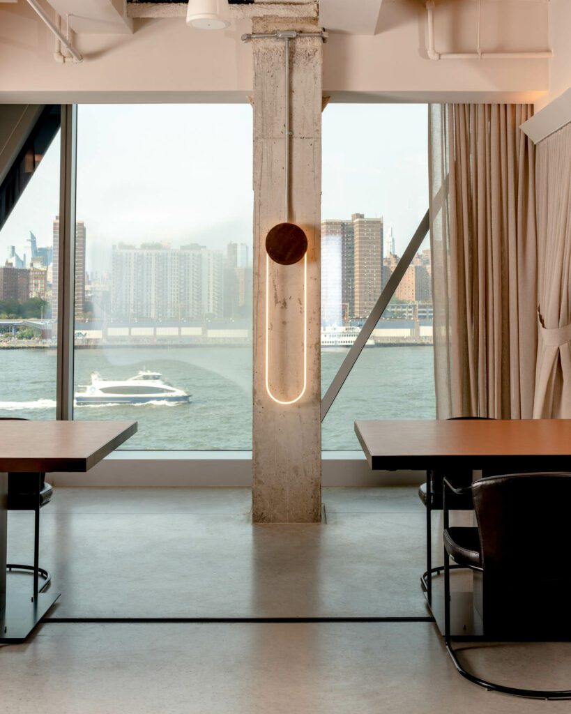 铜板表皮表顶部和铜轨嵌入水泥楼下光线:Rava StudioD'Armes