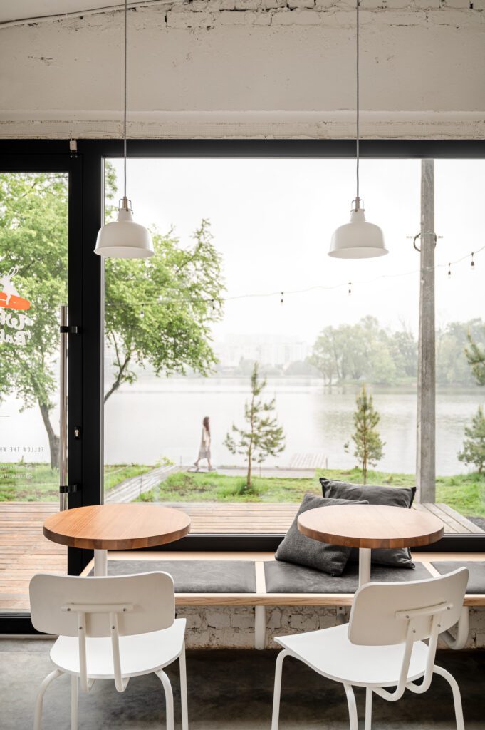 咖啡厅座位面向南虫江