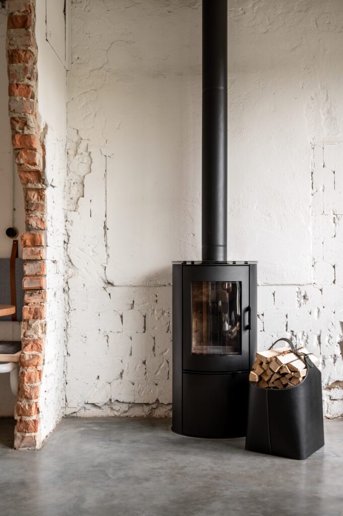 金属燃烧壁炉提供冬季热量