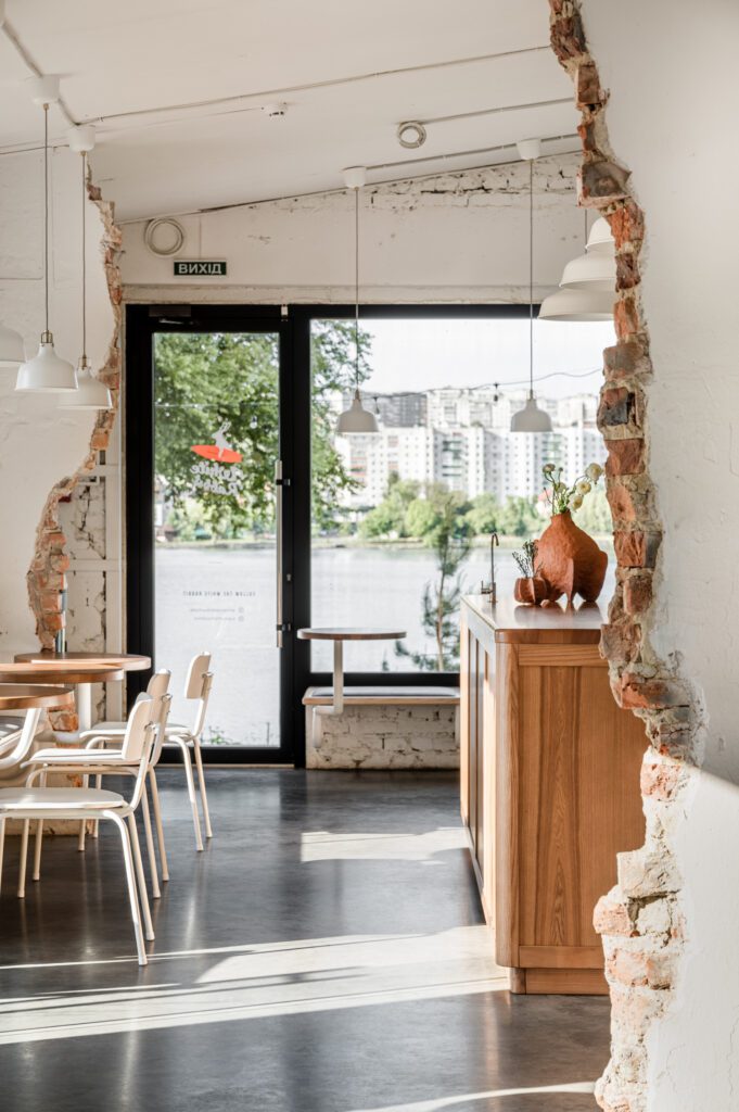 OlegSolovey清除砖头的对称门道分割咖啡馆和板板店