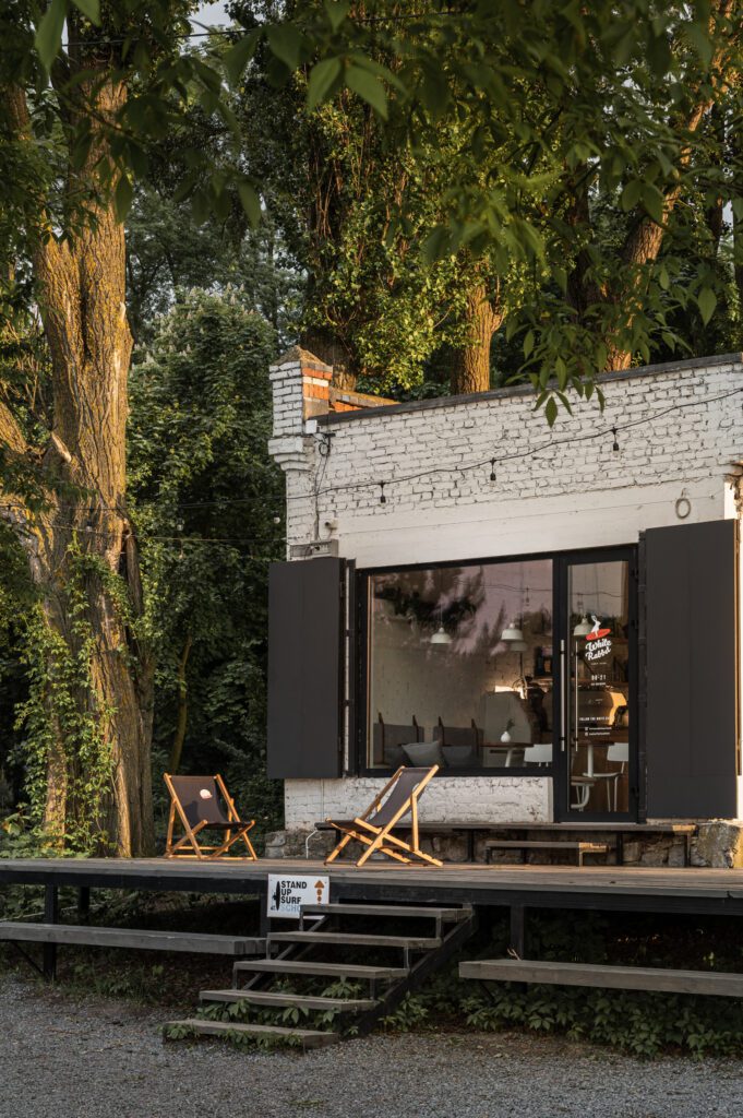 黑金属和胶合板风暴百叶窗与白画外部对比