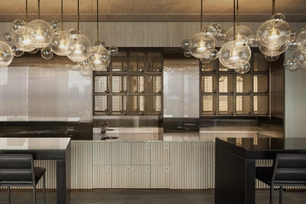 光照定型照亮餐厅