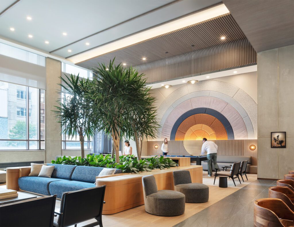 超大平面板搭建四棵新树作为休息室分治区