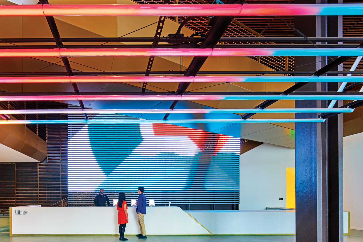 大楼内还装有主大厅 LED电动图形和高架交互安装