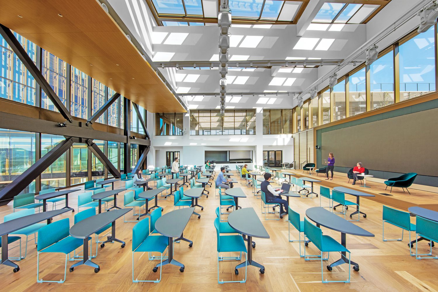 事件空间主聚焦点为9乘24尺显示器,数字显示器如此锐利,光天化日下可看到它而无遮罩