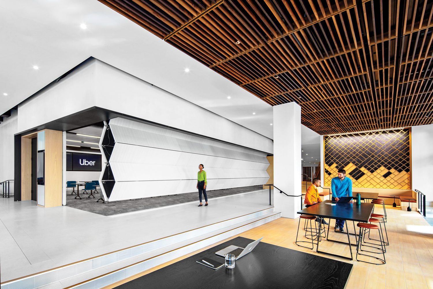 底层事件空间保持与街市连接,而后墙则以抽象城格连接