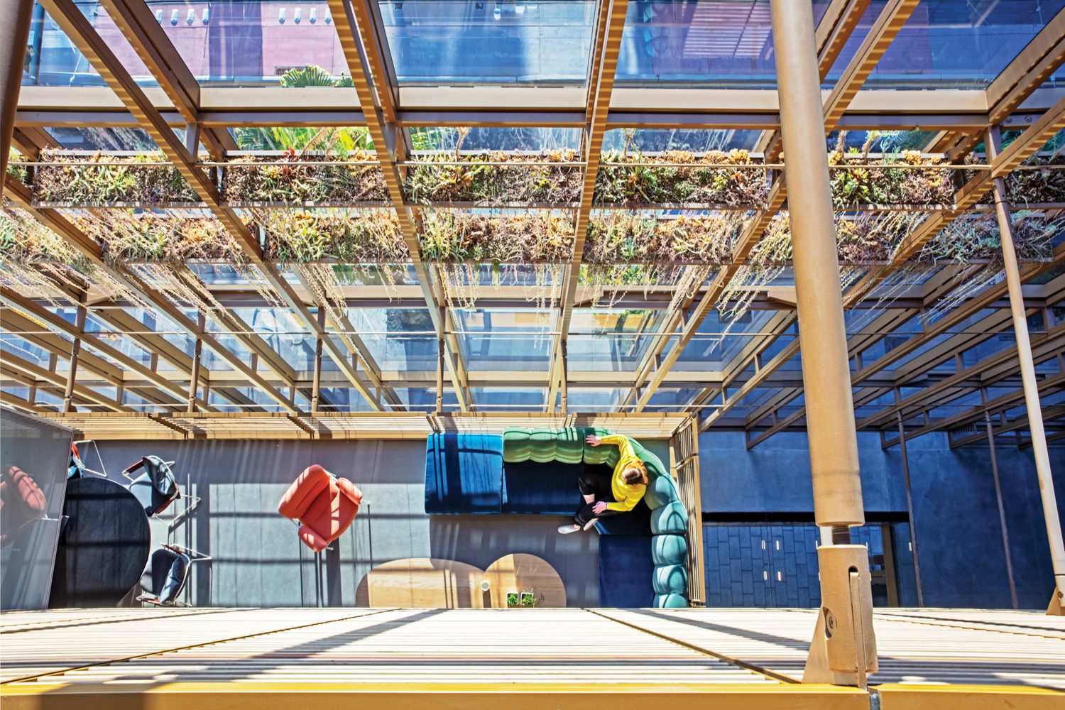 向下查看两层太阳显示西Elm工作空间沙发