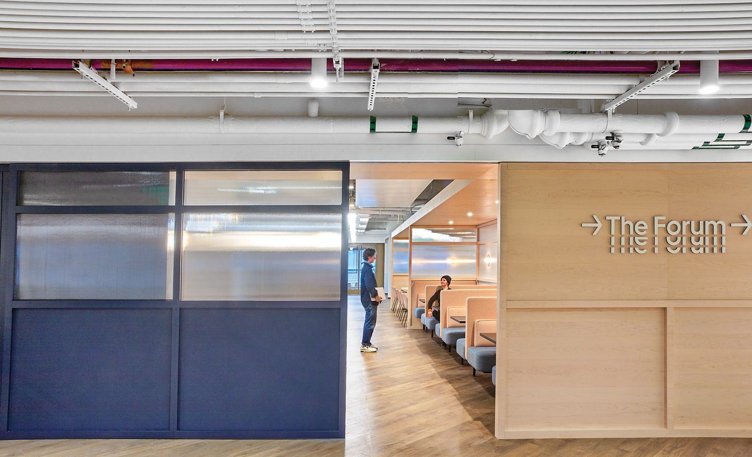 滑动门关闭它的一个破解室, 地图墙加插主事件空间标志, 即论坛