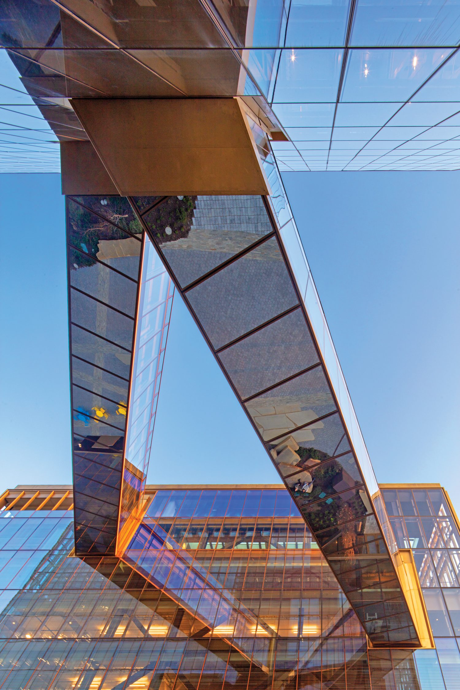 一对天桥反射下方连接SHOP楼