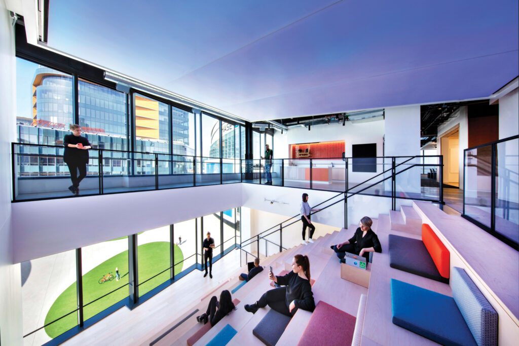 体育场楼梯连接四楼两层