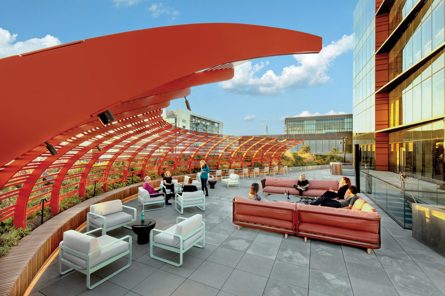 三楼外阳台特征是Huntsman和全景设计师SWA定制钢树冠积风屏