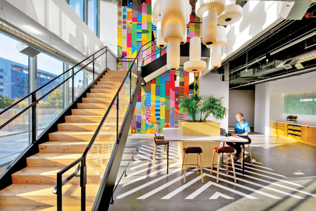 内部双层空间由Leah Rosenberg绘制多层艺术