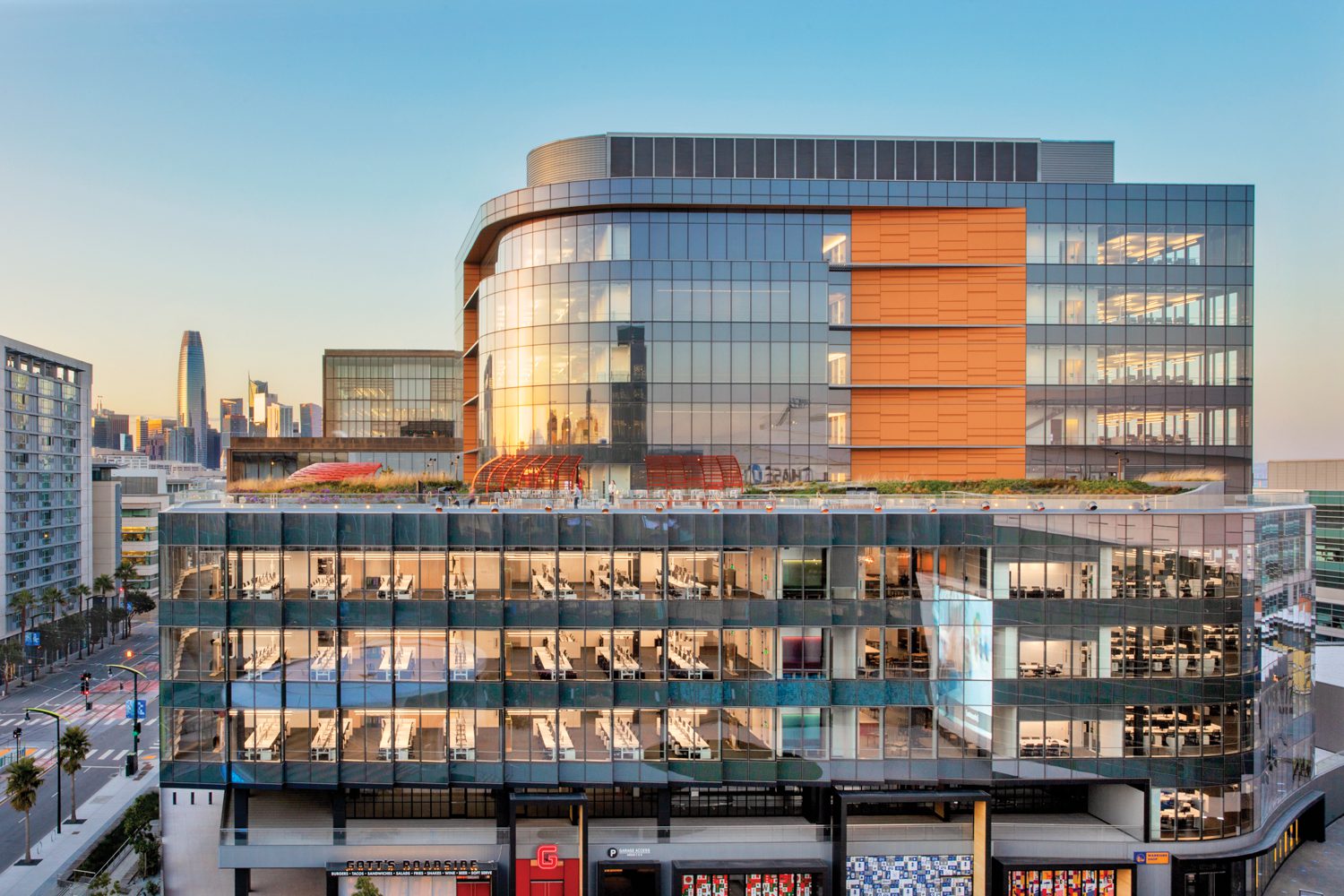 市后天线可见,另外两座楼对面院子