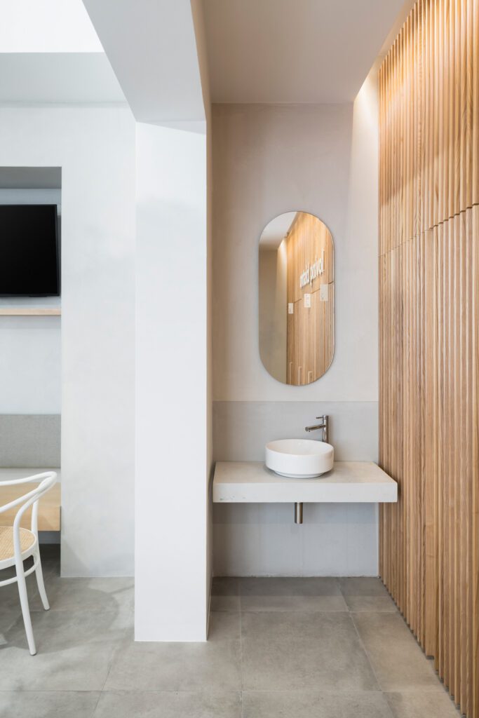 卫生间还装饰自然素材和缓冲音调,反映餐厅美学