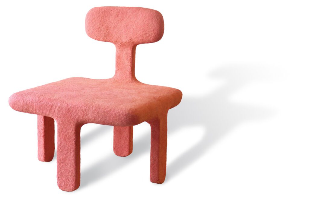 Flo轮椅染色纸浆、木头和雕塑泡沫由Polina Milo通过Diohoria美术馆制作