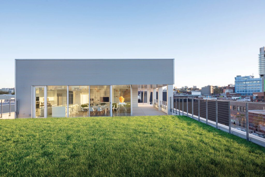 纽约布鲁克林雕刻家Barry XBall工作室,Andrew Berman架构师翻修现有仓库结构并设计三层钢板加法,顶楼开通3300平方尺绿屋