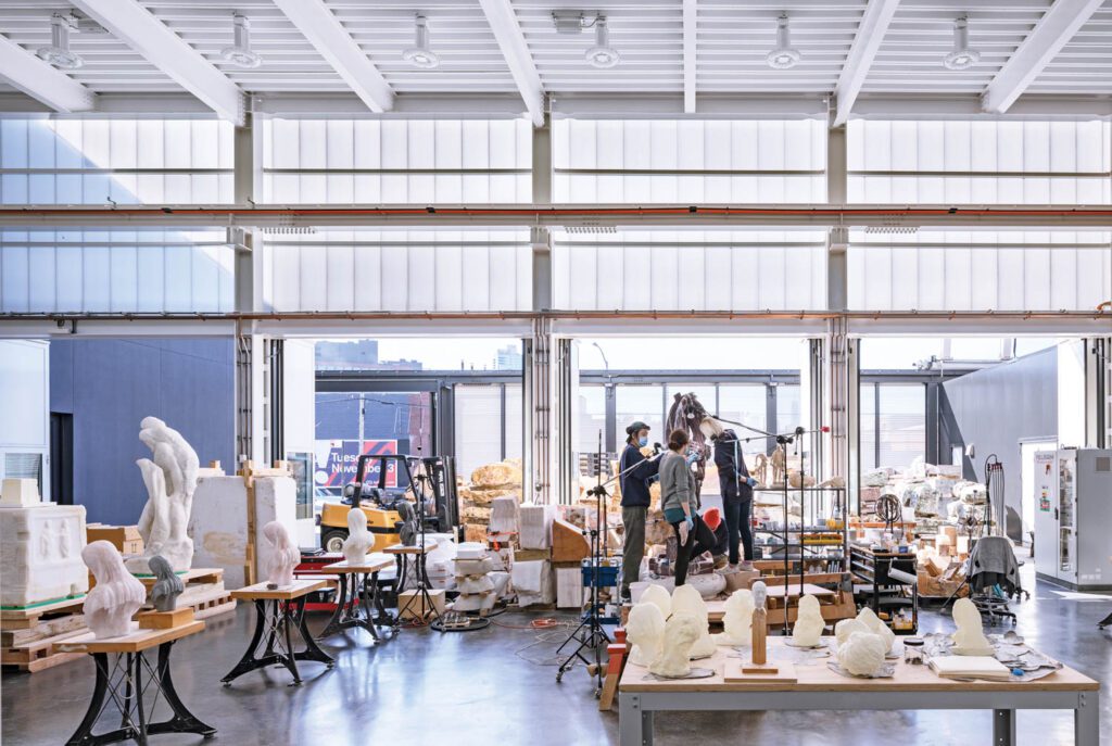 搭建大厅加固混凝土可支持多吨块重并装配综合排水系统