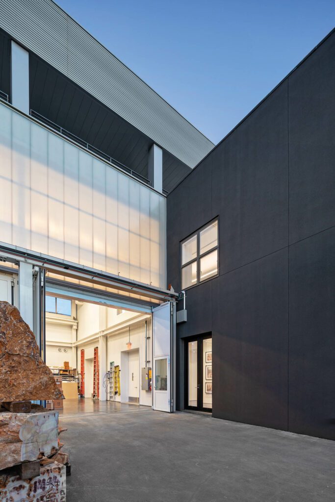 大厅顶端的双脚折叠式门是聚碳酸新建窗口被打入邻近现有仓库