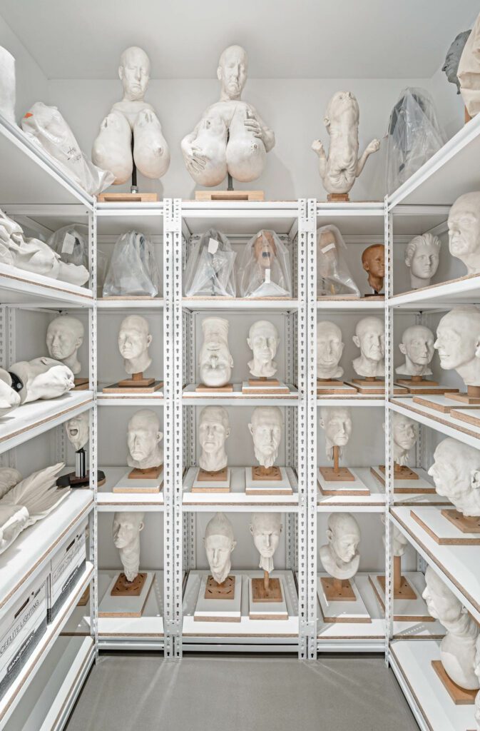 工作室内每一英寸空间都编程化, 包括存储室, 这是专为Ball偏爱单片架系统宽度设计