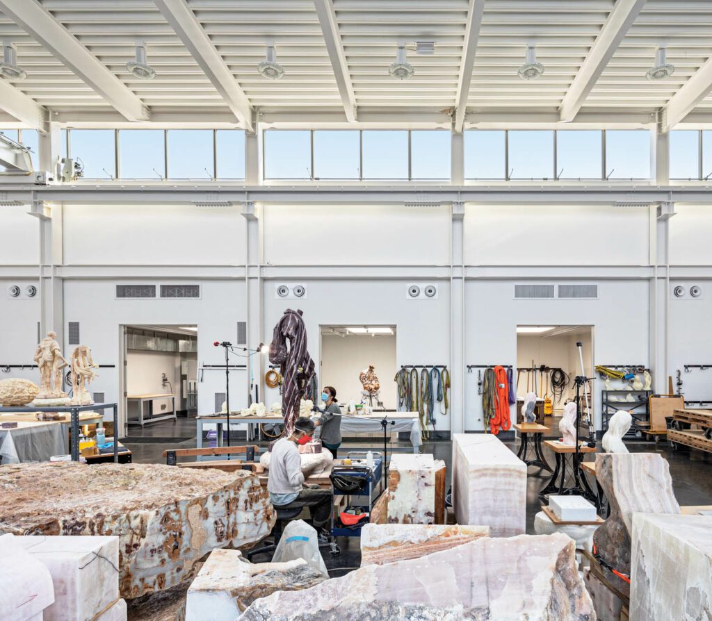 Hi-bay灯具补充大厅自然光