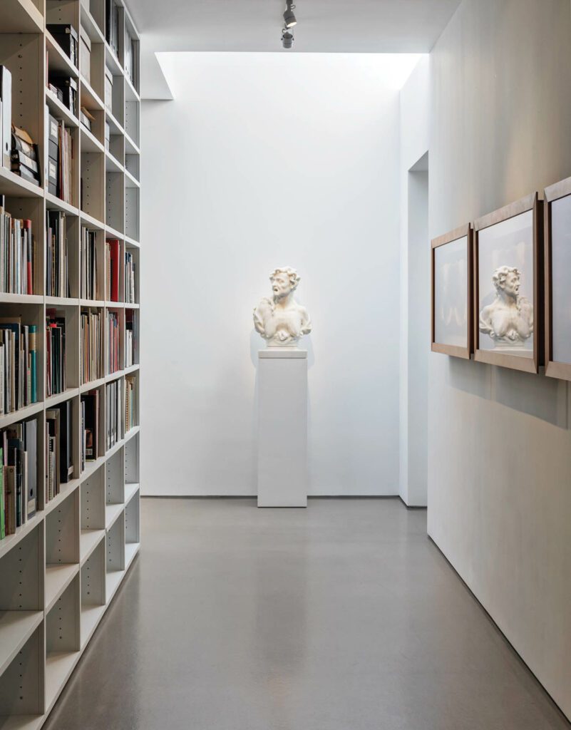 带自然光进仓库板块中间,圆顶天窗安装在一个工作室入口上