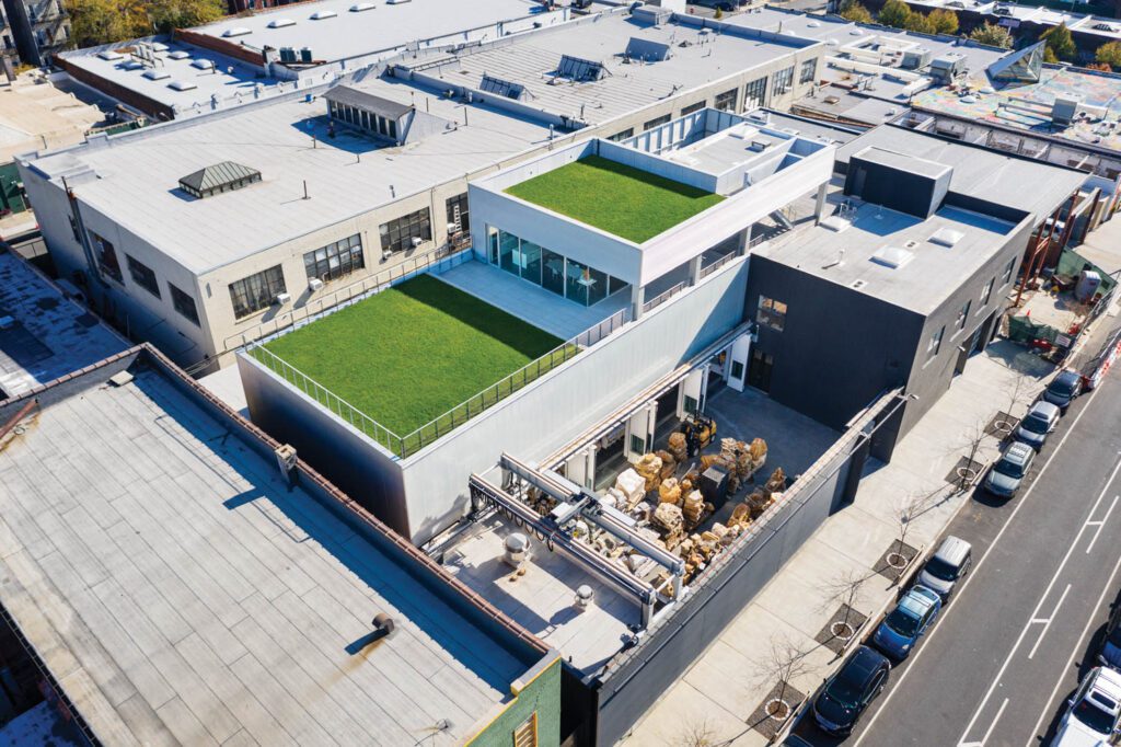 加码有两层绿顶 整个演播室有16000平方英尺