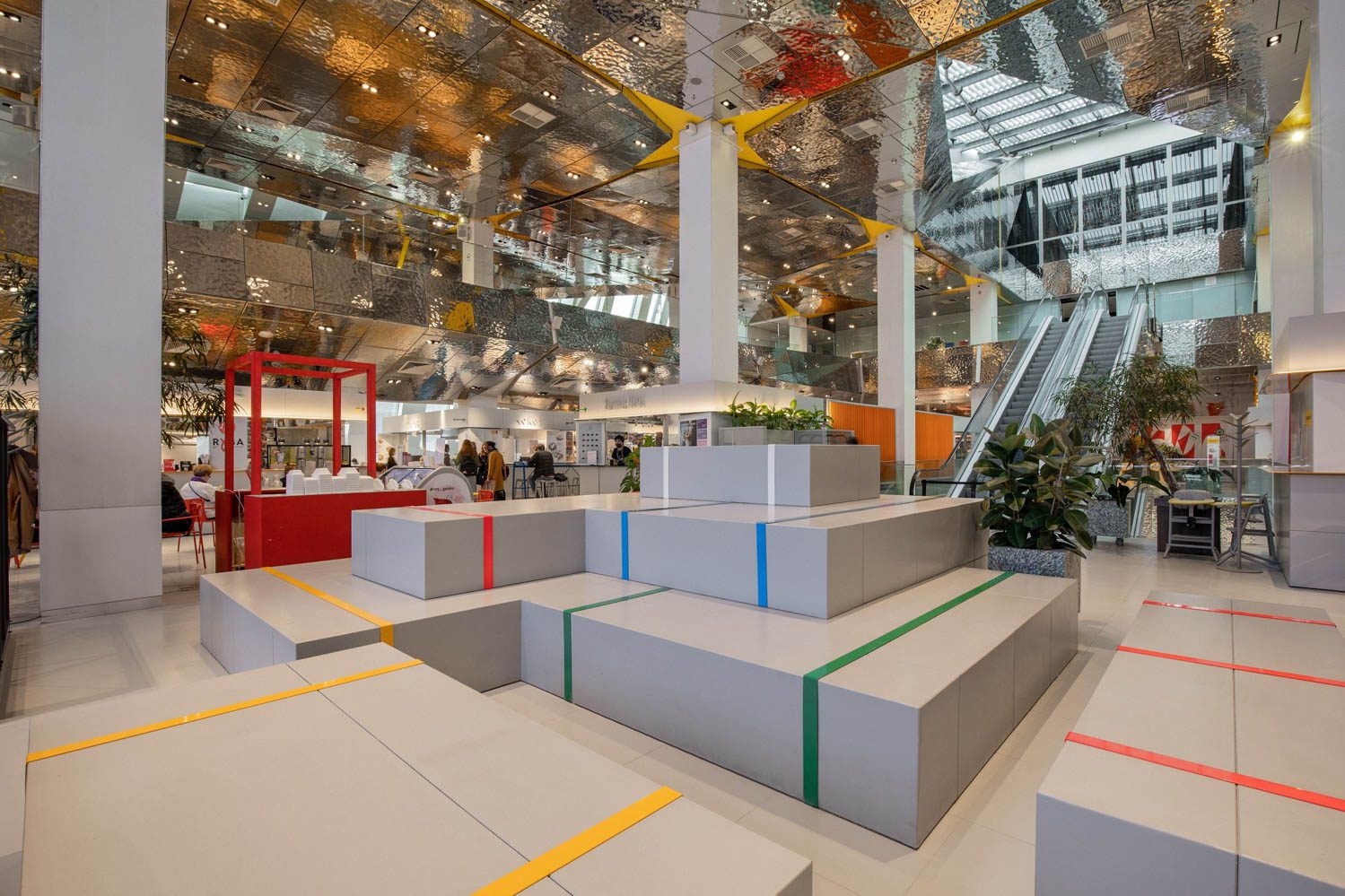 自定义座椅由纤维水泥板搭配明亮原色条纹