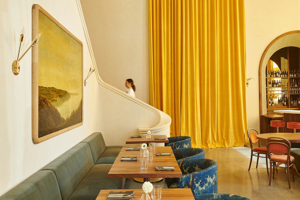 离Mezanine私人事件空间和阳光亚麻花窗帘站台旁Woka梳理定制表