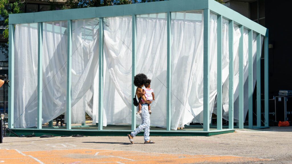 开放工场中心与Overton孵化器和创用CC合作提供由绿木和纱窗帘搭建的脆弱临时会议区照片由DariusJasper提供