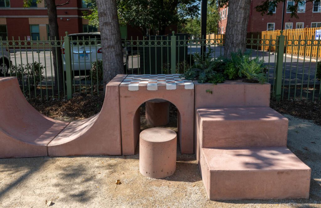 Studio Ossidiana园桌协调组织El Paseo社区花园和邻里空间局,是部分菜园、部分博弈表、部分座席并设计成El Paso社区花园永久安装照片由 Nathan Keay提供