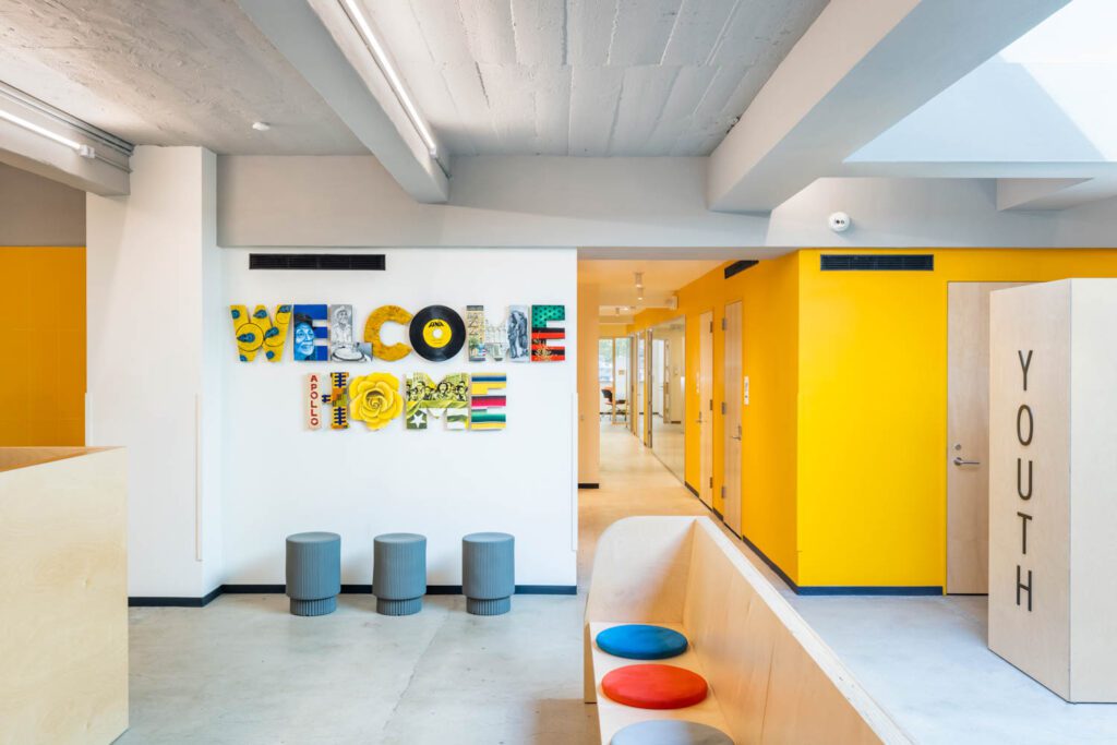 包括东哈林艺人KristyMcCarthy的欢迎家墙挂起,