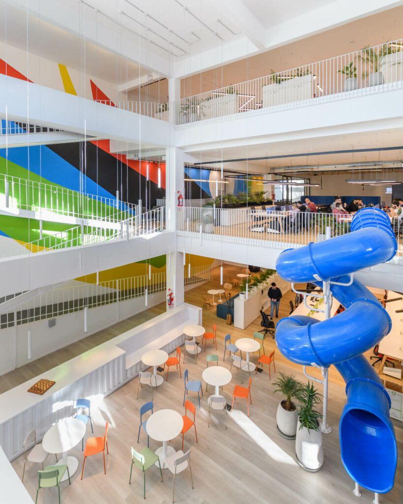 Fabrijuegos用粗蓝塑料编译奇想滑动