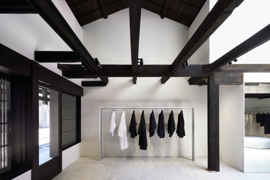 原型波段后木结构与石膏墙和擦擦混凝土楼形成对比摄像师MasayaYoshimura提供IsseyMiyake公司