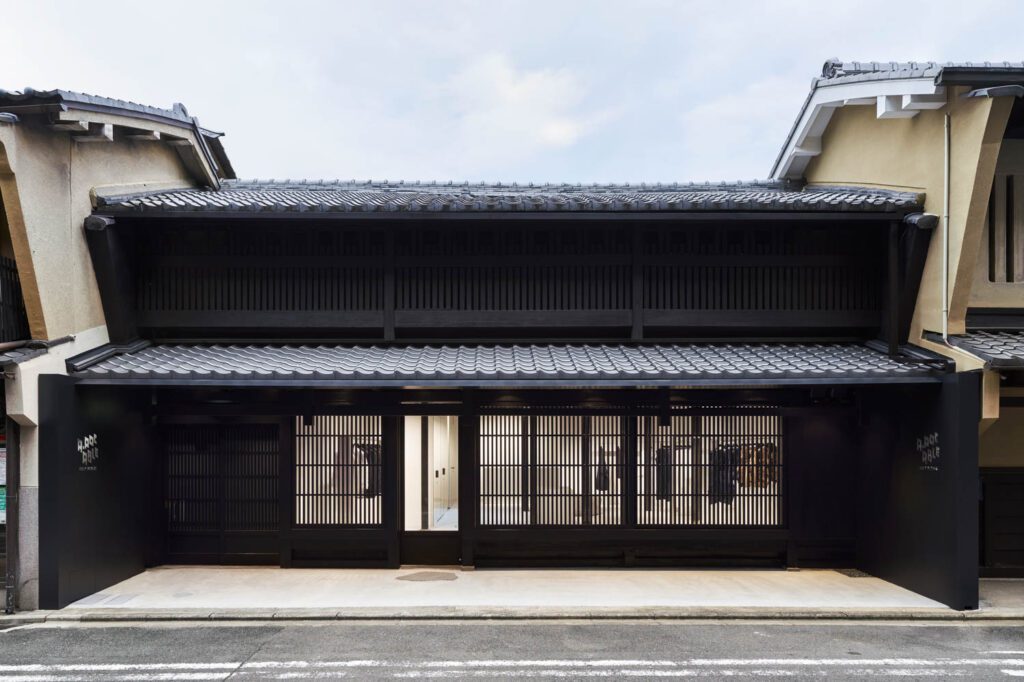 京都IsseyMiyakeA-POC服装品牌旗舰店建在由TokujinYoshioka修复的200年machiya市内摄像师MasayaYoshimura提供IsseyMiyake公司