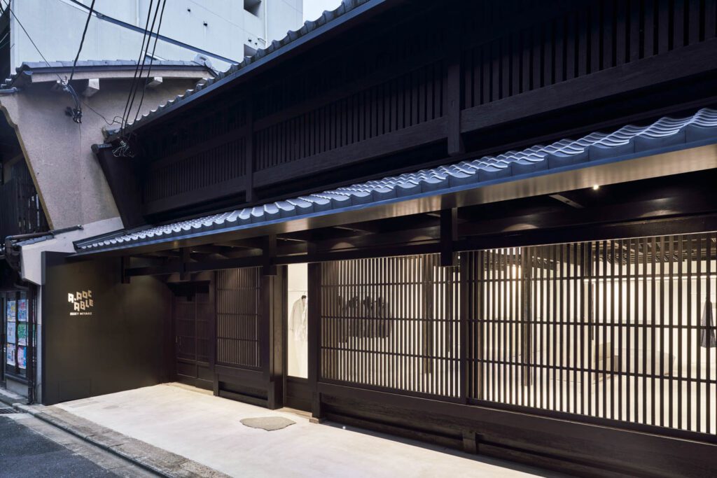 商店前端保留经典machiya元素,如深染木头、木板屏幕和kawara粘土房顶摄像师MasayaYoshimura提供IsseyMiyake公司