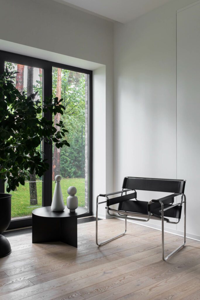 手椅由Marcel Breuer提供