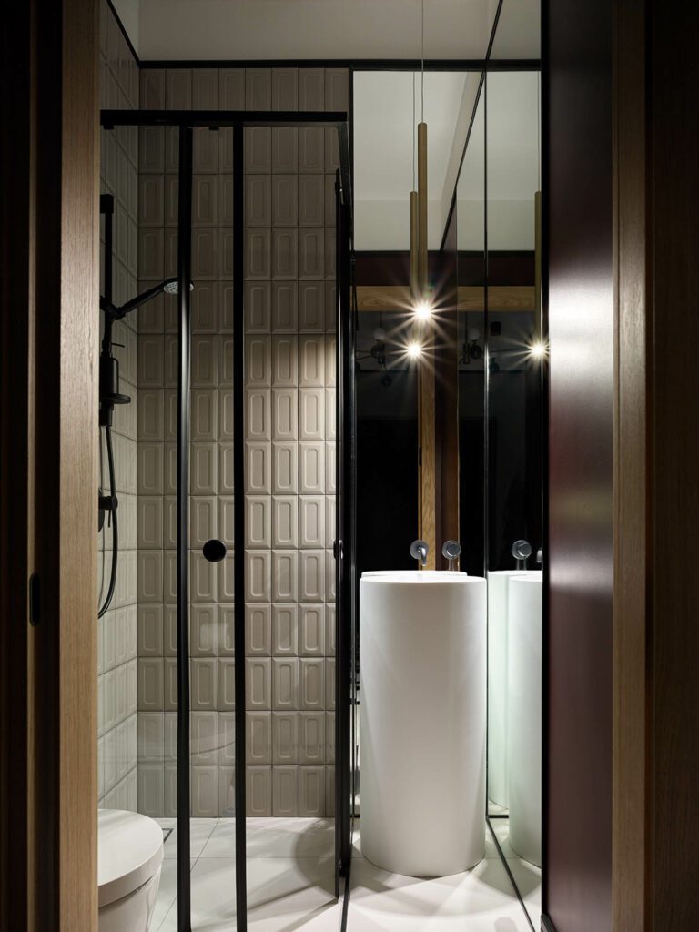 irisCeramica瓷砖向客房注入戏剧性触摸, Paneseri笔记本启发Montebianco水槽和Carlo Fratini装饰