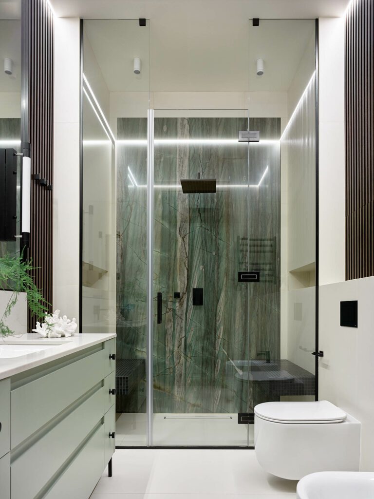 植物绿石墨嵌入初级卫生间淋浴中,该卫生间还配有自定义虚和Kerasan马桶