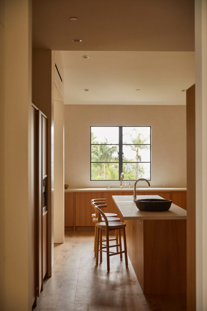 水工槽与白橡木柜 在威尼斯石膏厨房