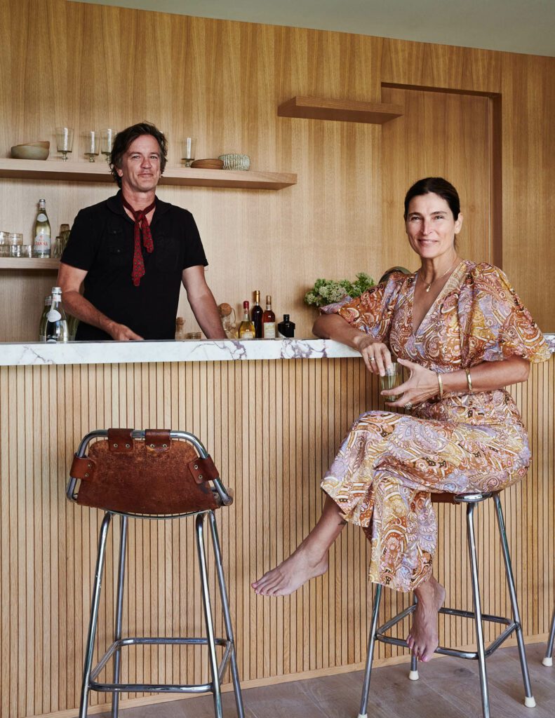 Robert和Cortney Novogratz坐在Charlotte Perriand的游泳池吧上