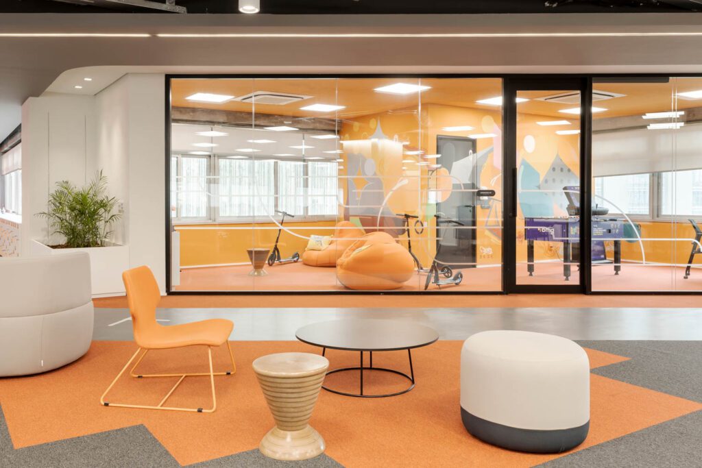 游戏室提供Teto轮椅和Cipoh表WKCarpees地毯牌