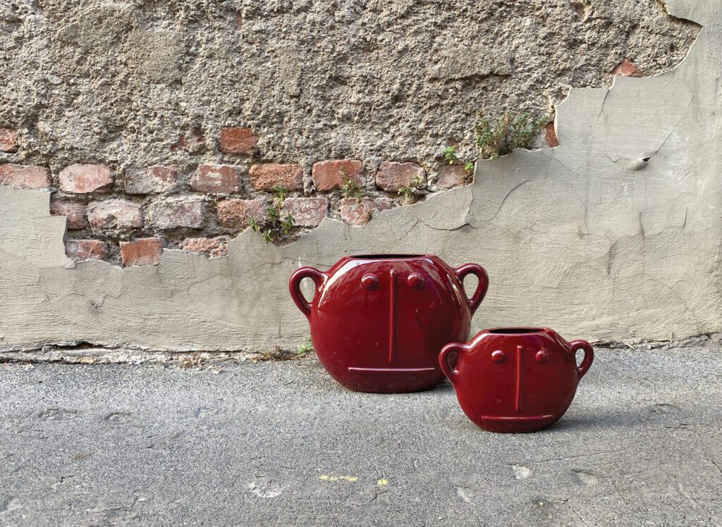 由Ceramiche Rometti编译的意大利珠宝商Monica CastiglioniEmoji系列Linovases