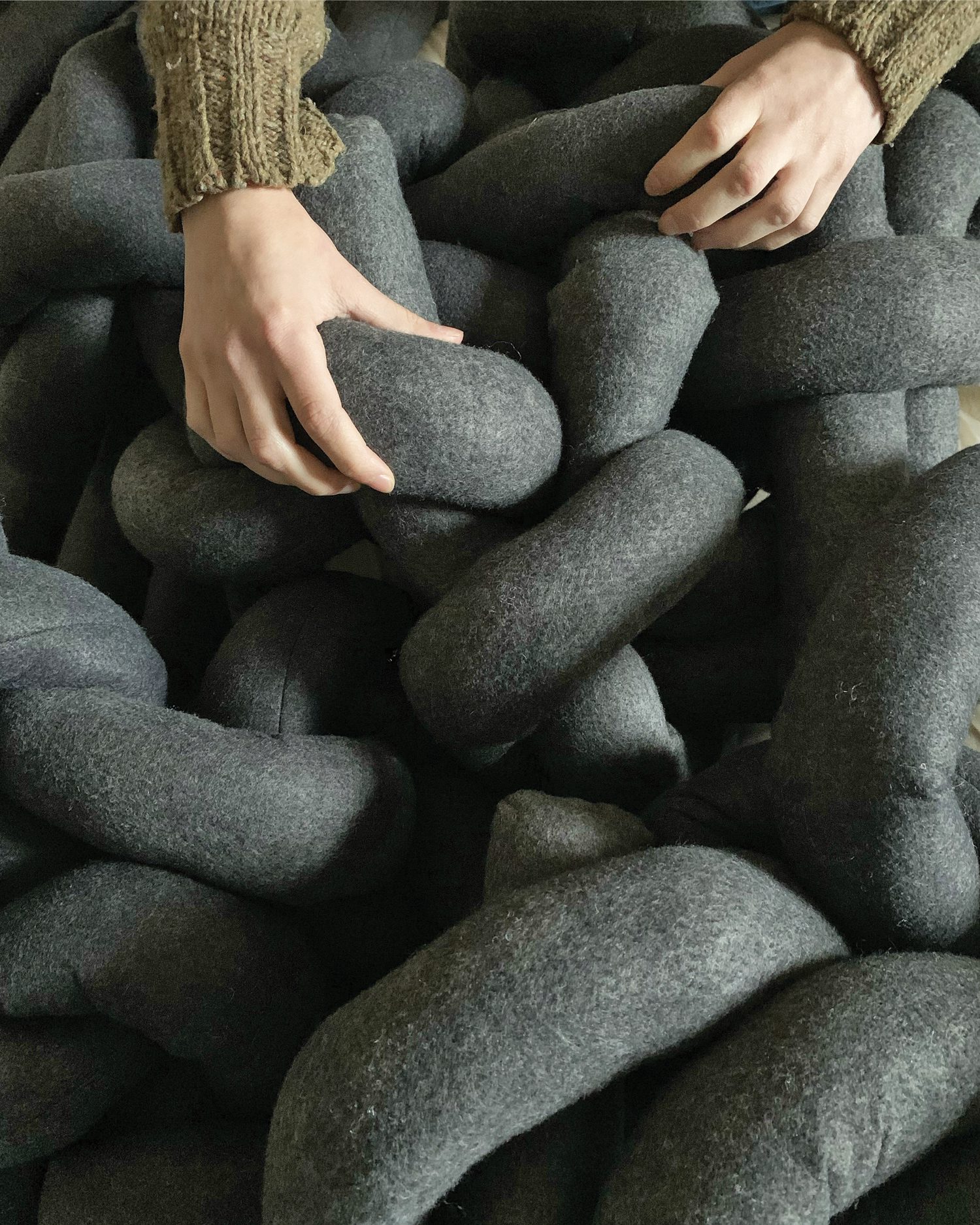 以纽约为基地的纺织艺人KatHoward对羊毛和棉花表示怀疑