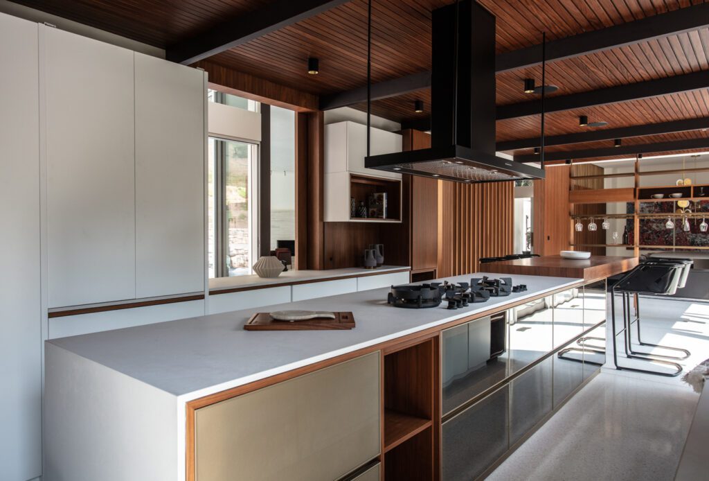 厨房内装有核桃叠加式柜子,跨度近18尺